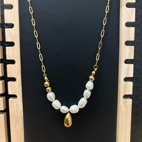 Jewelry - COPY - Elegant Gold and White Pearl Necklace